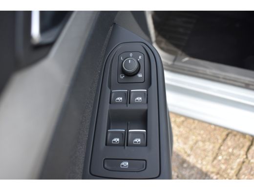 Volkswagen Golf Volkswagen Life Edition eHybrid | 'App-Connect' draadloze smartphone integratie | Achterbank in o... ActivLease financial lease
