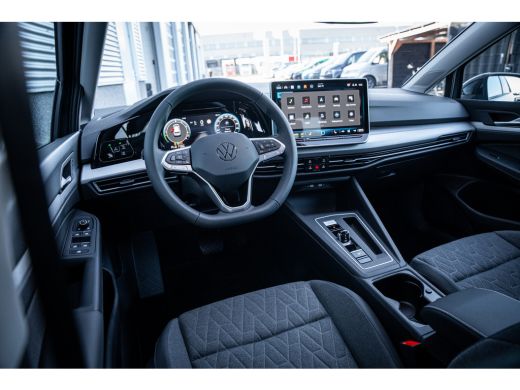Volkswagen Golf Life Edition eHybrid | 'App-Connect' draadloze smartphone integratie | Achterbank in ongelijke de... ActivLease financial lease