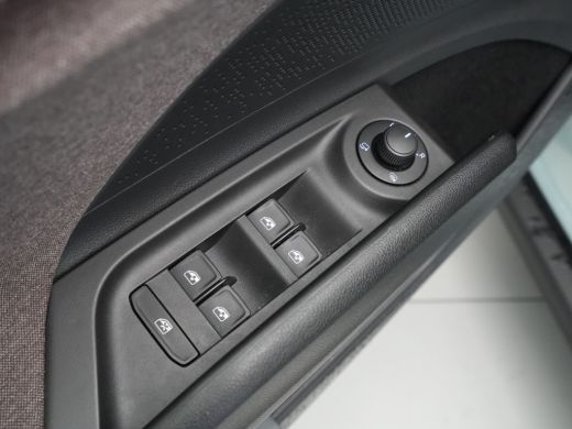 Skoda Enyaq iV 60 180pk Navigatie Wegkl. trekhaak Camera Led 245 ActivLease financial lease