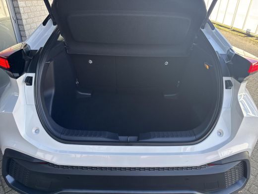 Toyota C-HR 2.0 Hybrid 200 First Edition | 06-10141018 Voor meer informatie ActivLease financial lease