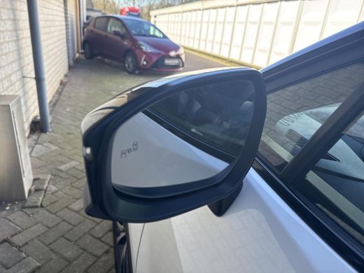 Toyota C-HR 2.0 Hybrid 200 First Edition | 06-10141018 Voor meer informatie ActivLease financial lease