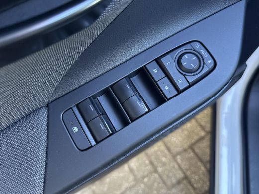 Toyota C-HR 2.0 Hybrid 200 First Edition | 06-10141018 Voor meer informatie ActivLease financial lease