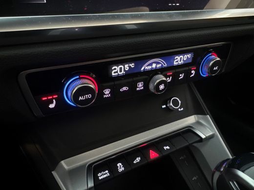 Audi Q3 Sportback 45 TFSI e S-Line / Achteruitrijcamera / Optiekpakket zwart / Panoramadak / Adaptive Cruise Control ActivLease financial lease