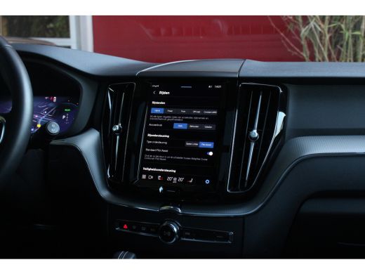 Volvo  XC60 Volvo 2.0 T6 Plug-in hybrid AWD R-Design | MY22! | Schuifdak | Pilot Assist | Stuur/stoelverwarmi... ActivLease financial lease