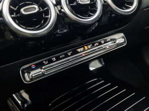 Mercedes A-Klasse 180 AMG Sport Automaat (SCHUIFDAK, 1e EIGENAAR, APPLE CARPLAY, GROOT NAVI, WIDE SCREEN, LEDER/ALC... ActivLease financial lease