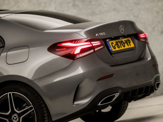 Mercedes A-Klasse 180 AMG Sport Automaat (SCHUIFDAK, 1e EIGENAAR, APPLE CARPLAY, GROOT NAVI, WIDE SCREEN, LEDER/ALC... ActivLease financial lease