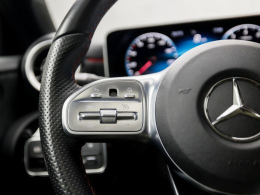Mercedes A-Klasse 180 AMG Sport Automaat (SCHUIFDAK, 1e EIGENAAR, APPLE CARPLAY, GROOT NAVI, WIDE SCREEN, LEDER/ALC... ActivLease financial lease