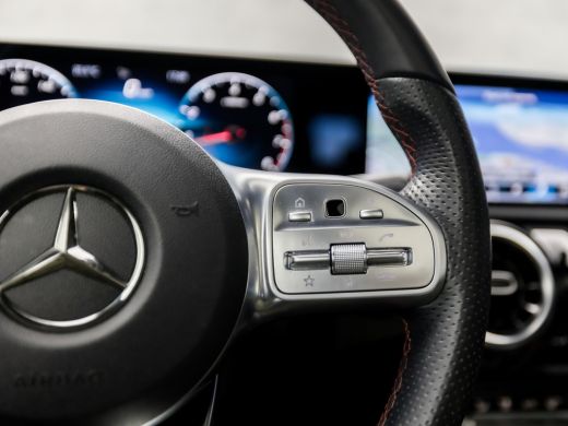 Mercedes A-Klasse 180 AMG Sport Automaat (SCHUIFDAK, 1e EIGENAAR, APPLE CARPLAY, GROOT NAVI, WIDE SCREEN, LEDER/ALC... ActivLease financial lease