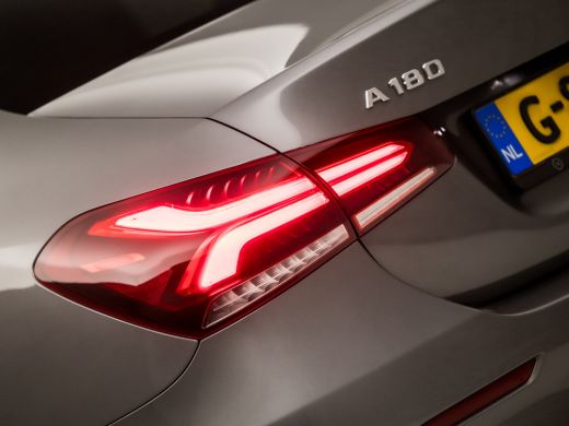 Mercedes A-Klasse 180 AMG Sport Automaat (SCHUIFDAK, 1e EIGENAAR, APPLE CARPLAY, GROOT NAVI, WIDE SCREEN, LEDER/ALC... ActivLease financial lease