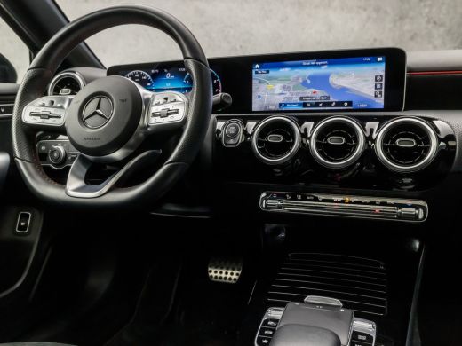 Mercedes A-Klasse 180 AMG Sport Automaat (SCHUIFDAK, 1e EIGENAAR, APPLE CARPLAY, GROOT NAVI, WIDE SCREEN, LEDER/ALC... ActivLease financial lease