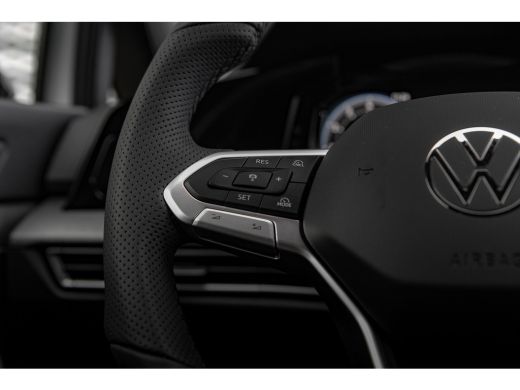 Volkswagen Golf Volkswagen R-Line Edition Inclusief €2000,- inruilvoordeel | | 'App-Connect' draadloze smartphone... ActivLease financial lease