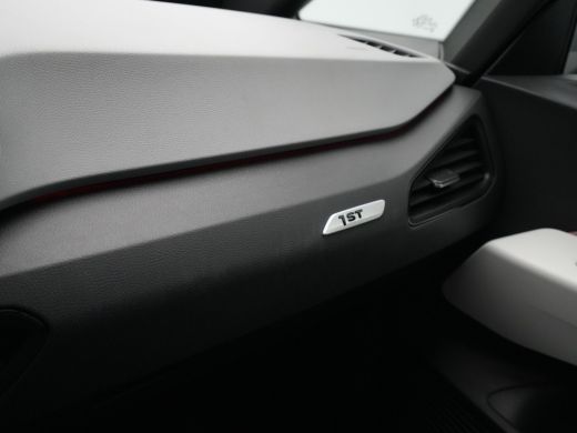 Volkswagen ID.3 First Plus 58 kWh Navigatie Camera iQ Light Stoelverwarming 220 ActivLease financial lease