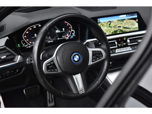 BMW 3 Serie High Executive M Sport Shadow | Schuif/Kanteldak | Laser Light | Head-Up | CarPlay | 19'' Velgen ... ActivLease financial lease