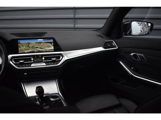 BMW 3 Serie 320e M Sport Shadow | Pano | Laser Light | Head-Up | CarPlay | 19'' Wielen | Donker Getint Glas | ActivLease financial lease