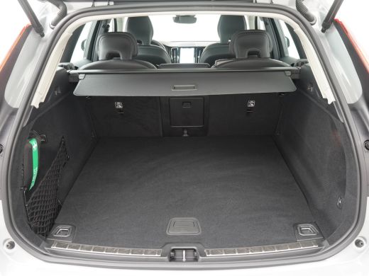 Volvo  XC60 T6 Ultimate Dark | 360 graden camera | Semi elektrische trekhaak | Head-up display | Elektrisch v... ActivLease financial lease