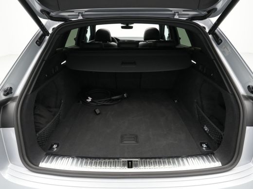 Audi Q8 e-tron 55 quattro Advanced Edition 115 kWh Panorama 360 Camera Trekhaak HUD 22'' 3 ActivLease financial lease