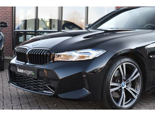 BMW 3 Serie Touring 330e M-Sport el-trekh el-zetels HUD 19inch camera HiFi ActivLease financial lease
