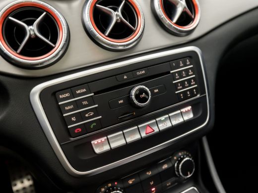 Mercedes CLA-Klasse 180 AMG Sport Automaat (SCHUIFDAK, APPLE CARPLAY, GROOT NAVI, LEDER/ALCANTARA, CAMERA, SPORTSTOEL... ActivLease financial lease