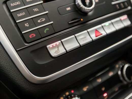 Mercedes CLA-Klasse 180 AMG Sport Automaat (SCHUIFDAK, APPLE CARPLAY, GROOT NAVI, LEDER/ALCANTARA, CAMERA, SPORTSTOEL... ActivLease financial lease