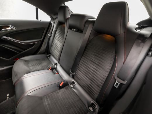 Mercedes CLA-Klasse 180 AMG Sport Automaat (SCHUIFDAK, APPLE CARPLAY, GROOT NAVI, LEDER/ALCANTARA, CAMERA, SPORTSTOEL... ActivLease financial lease