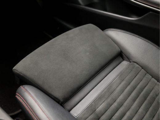Mercedes CLA-Klasse 180 AMG Sport Automaat (SCHUIFDAK, APPLE CARPLAY, GROOT NAVI, LEDER/ALCANTARA, CAMERA, SPORTSTOEL... ActivLease financial lease