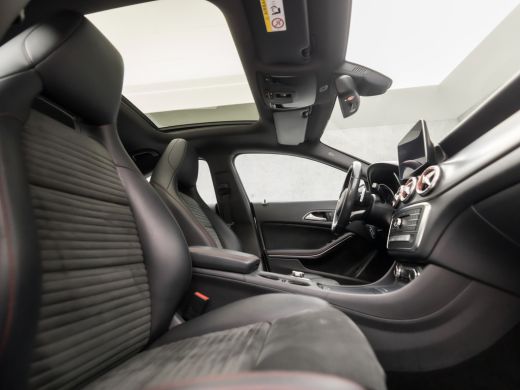 Mercedes CLA-Klasse 180 AMG Sport Automaat (SCHUIFDAK, APPLE CARPLAY, GROOT NAVI, LEDER/ALCANTARA, CAMERA, SPORTSTOEL... ActivLease financial lease