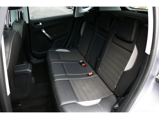 Peugeot 2008 Peugeot 1.2 PURETECH 130PK ALLURE / NAVI / CLIMA / PDC / 16" LMV / CAMERA / PANO.DAK / WINTERPAKK... ActivLease financial lease