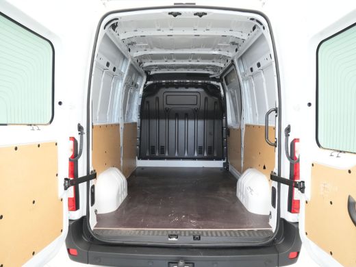 Renault Master T35 2.3 dCi 135 L2H2 Comfort Navigatie Trekhaak Airco Cruise Carplay Camera ActivLease financial lease