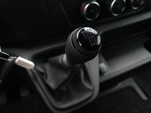 Renault Master T35 2.3 dCi 135 L2H2 Comfort Navigatie Trekhaak Airco Cruise Carplay Camera ActivLease financial lease