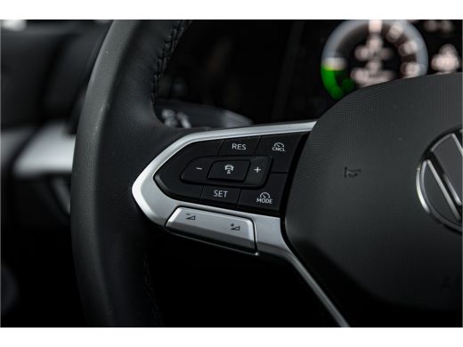 Volkswagen Golf 1.5 eHybrid 204 Pk Life Edition | Panorama dak | 19" LM | Trekhaak | Camera | Stoel + Stuurverw. | ActivLease financial lease