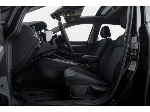 Volkswagen Golf 1.5 eHybrid 204 Pk Life Edition | Panorama dak | 19" LM | Trekhaak | Camera | Stoel + Stuurverw. | ActivLease financial lease