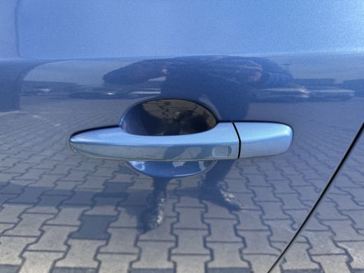 Volvo  V40 T3 Polar+ Sport | R-Design | Panoramadak | Harman/Kardon | Stoelverwarming | Camera | Keyless ActivLease financial lease