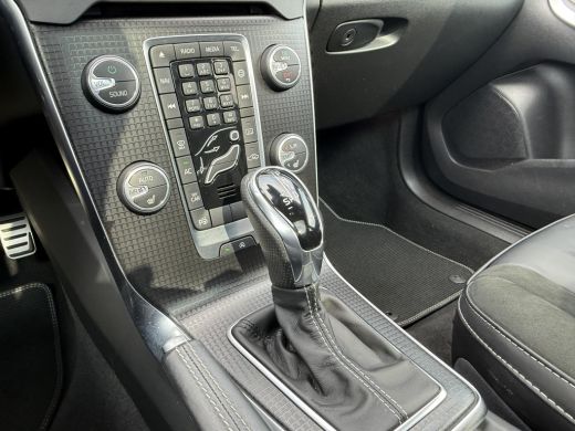 Volvo  V40 T3 Polar+ Sport | R-Design | Panoramadak | Harman/Kardon | Stoelverwarming | Camera | Keyless ActivLease financial lease