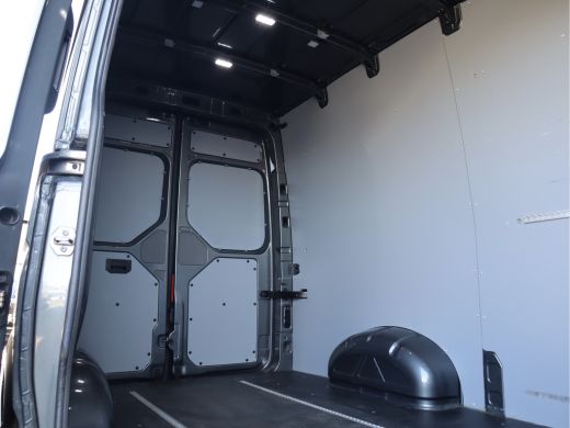 Volkswagen Crafter 35 2.0 TDI L3H3 AUTOMAAT ActivLease financial lease