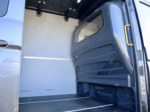Volkswagen Crafter 35 2.0 TDI L3H3 AUTOMAAT ActivLease financial lease