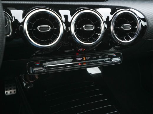 Mercedes A-Klasse 200 Business Solution AMG-Sportpack Aut. *DIGI-WIDESCREEN-COCKPIT | LEATHER-MICROFIBRE | CAMERA |... ActivLease financial lease