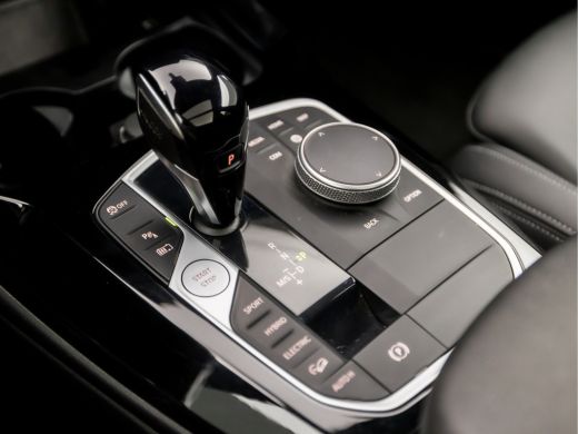 BMW X3 xDrive30e High Executive 293Pk Automaat (PANORAMADAK, M PAKKET, APPLE CARPLAY, GROOT NAVI, CAMERA... ActivLease financial lease