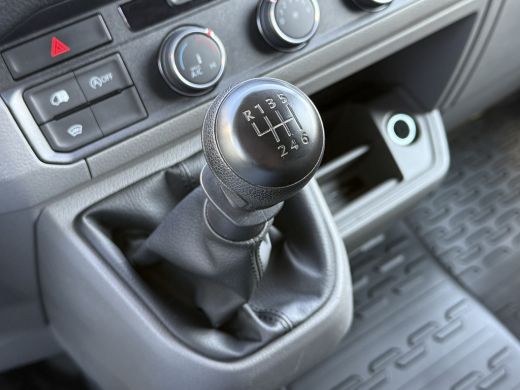Volkswagen Crafter 2.0 TDI 140 PK Comfortline / L3H3 / AIRCO / CRUISE / SORTIMO INRICHTING / PDC / 3-ZITS / 3000 KG AHG ActivLease financial lease