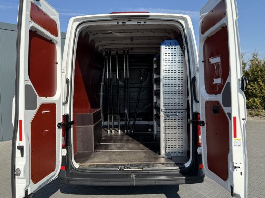 Volkswagen Crafter 2.0 TDI 140 PK Comfortline / L3H3 / AIRCO / CRUISE / SORTIMO INRICHTING / PDC / 3-ZITS / 3000 KG AHG ActivLease financial lease