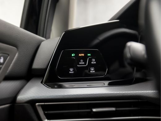 Volkswagen Golf 1.0 TSI Sportline (APPLE CARPLAY, GROOT NAVI, STOELVERWARMING, SFEERVERLICHTING, ADAPTIVE CRUISE,... ActivLease financial lease