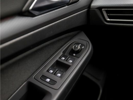Volkswagen Golf 1.0 TSI Sportline (APPLE CARPLAY, GROOT NAVI, STOELVERWARMING, SFEERVERLICHTING, ADAPTIVE CRUISE,... ActivLease financial lease