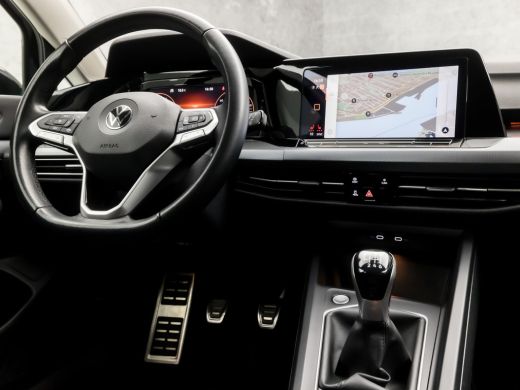 Volkswagen Golf 1.0 TSI Sportline (APPLE CARPLAY, GROOT NAVI, STOELVERWARMING, SFEERVERLICHTING, ADAPTIVE CRUISE,... ActivLease financial lease