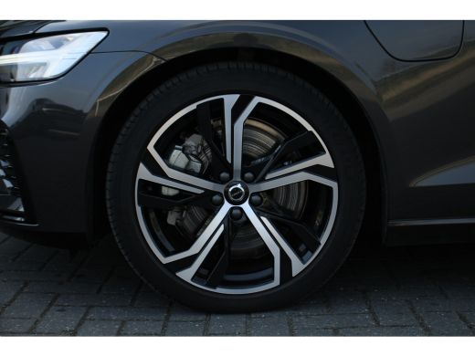 Volvo  V60 Volvo T6 AWD Plus Dark | Adaptive Cruise | Panoramadak | Stuur/Stoelverwarming | Camera | Trekhaa... ActivLease financial lease