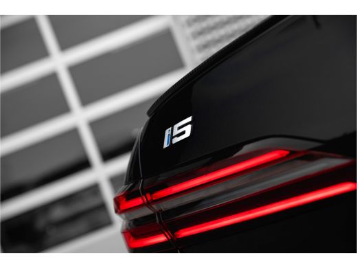 BMW i5 M60 xDrive 84 kWh | M-sport pakket pro | Panoramadak | 21"inch | Full options! ActivLease financial lease