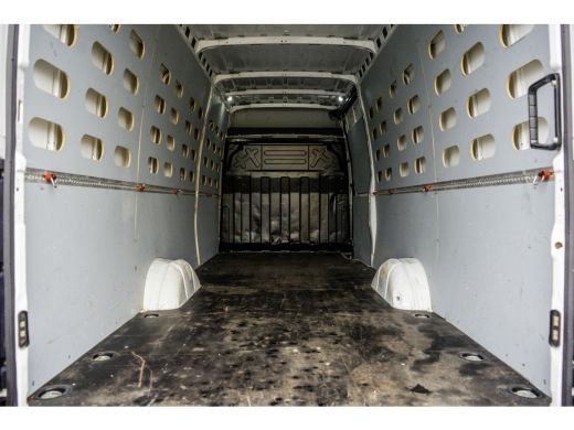 Iveco Daily **35S14V 2.3 L4H2 | Automaat | Euro 6 | Cruise | Climate | 3500 KG Trekgewicht | Trekhaak** ActivLease financial lease