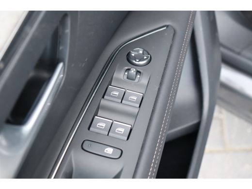 Peugeot 3008 Peugeot 1.6 HYBRID 225PK GT PACK BUSINESS AUTOMAAT / NAVI / CLIMA / PDC / 18" LMV / CAMERA / KEYL... ActivLease financial lease