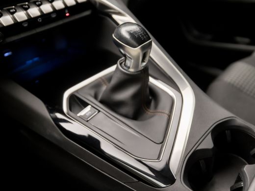 Peugeot 5008 1.2 PureTech Sport 7 Persoons (APPLE CARPLAY, GROOT NAVI, TREKHAAK, SPORTSTOELEN, CRUISE, PARKEER... ActivLease financial lease