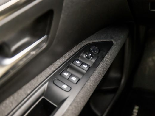 Peugeot 5008 1.2 PureTech Sport 7 Persoons (APPLE CARPLAY, GROOT NAVI, TREKHAAK, SPORTSTOELEN, CRUISE, PARKEER... ActivLease financial lease