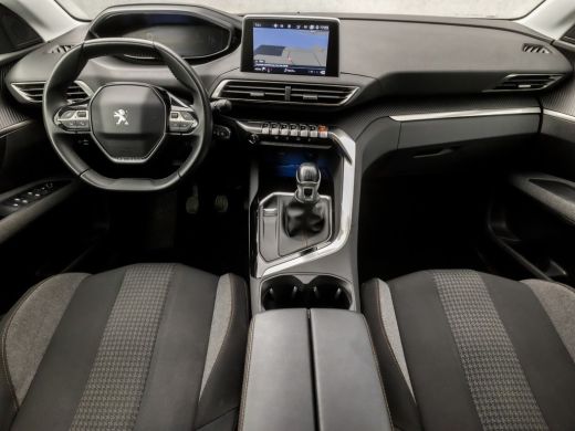 Peugeot 5008 1.2 PureTech Sport 7 Persoons (APPLE CARPLAY, GROOT NAVI, TREKHAAK, SPORTSTOELEN, CRUISE, PARKEER... ActivLease financial lease