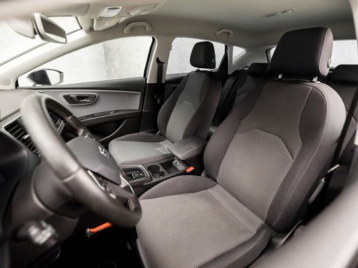 Seat Leon 1.5 TSI Sport 150Pk Automaat (APPLE CARPLAY, NAVIGATIE, CAMERA, CLIMATE, KEYLESS, SPORTSTOELEN, G... ActivLease financial lease